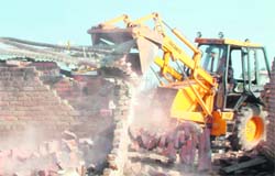 Derhadun MC staff demolish encroachments at Lohiyanagar in Dehradun
