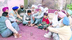 Mohinder Singh along with his two grandchildren after the cremation in Ludhiana