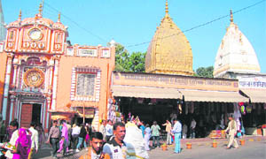 Gulab Singh, founder of the kingdom of J&K, began the construction of the Raghunath temple in 1835