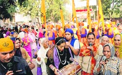 Devotees take part in nagar kirtan ahead of Guru Teg Bahadur’s martyrdom day in Chandigarh