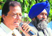 BSP convener Harmohan Dhawan and national general secretary Maan Singh Menehra address a press conference in Chandigarh on Sunday.