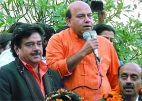 Shatrughan Sinha campaigns for BJP candidate Vijay Jolly at Sarojini Nagar Market in New Delhi