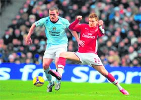 Arsenal's Nicklas Bendtner (R) vies with Manchester City's Richard Dunne during the English Premier league football match at The City of Manchester Stadium, in Manchester