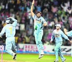 Munaf Patel (C), MS Dhoni (L) and Gautam Gambhir celebrate the wicket of Ravi Bopara