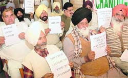 Aggrieved farmers during an interaction on forcible acquisition of their land by the administration in Chandigarh