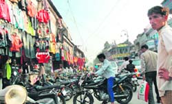 The authorities seem to have turned a blind eye to encroachments in the Ballabhgarh main market near Faridabad