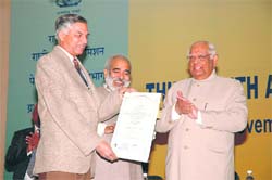 Lok Sabha Speaker Som Nath Chatterjee presents the Nirmal Gram Puraskar for the Sirsa block to the additional deputy commissioner, Yudhbir Singh Khayalia, in Delhi.