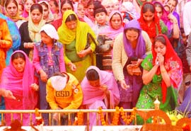 Devotees pay obeisance at a gurdwara on the martyrdom day of Guru Teg Bahadur in Jalandhar on Monday. 