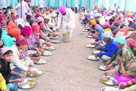 Devotees take langar at Dukh Nivaran Sahib Gurdwara in Ludhiana on martyrdom day of Guru Teg Bahadur.Photo: Inderjeet Verma