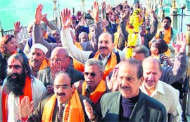 A Hindu jatha pays obeisance at the Durgiana Temple in Amritsar on Monday before leaving for Pakistan. 