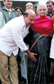 BJPs Vijay Jolly seeks blessings of Chief Minister Sheila Dikshit at her residence in New Delhi 