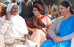 Rama Katoch and Jyotika Singh (right) speak to Bachchan Kaur, whose husband died in the Second World War, at the Veer Nari meet