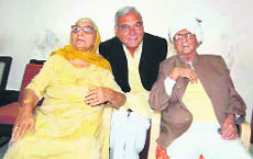 Chief Minister Bhupinder Singh Hooda (centre) with his father, Ch Ranbir Singh, and mother, Hardevi, in Rohtak on Wednesday. 