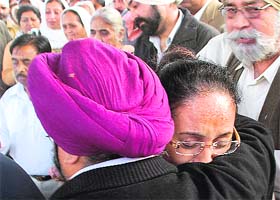 The father and mother of Jasmine, who was killed in the terror attack in Mumbai, console each other while performing the last rites of their daughter in Mohali
