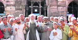 Muslims pray for Mumbai victims in Ahmedabad