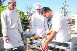 A chef at FCI demonstrates his skills to trainees in Dehradun on Saturday. 