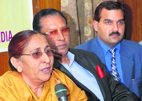 Dalbir Kaur, sister of Sarabjit, addresses mediapersons in Karnal