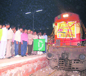 The union minister, Rao Inderjit Singh, flags off the Red Ribbon Express from Rewari railway station.