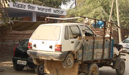 Violating the Punjab and Haryana High Court orders that declared the improvised vehicle ghadooka as illegal, the police is using the vehicle to transport an evidence to the district attorneys office in Bathinda 