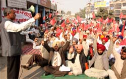 Former CPI MLA Hardev Arshi addressing the members of the Left parties in Bathinda