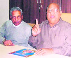 All-India Aggarwal Sammelan state president Amrit Lal Aggarwal addresses mediapersons in Ludhiana