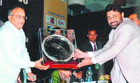 Mayor Pardeep Chhabra receives the award from union minister for urban development Jaipal Reddy at New Delhi