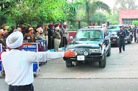 The vehicle carrying Baba Gurmeet Ram Rahim Singh comes out of the Punjab police headquarters after a high-voltage drama in Chandigarh
