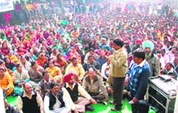 Municipal karamchari dal members stage a dharna in Ludhiana