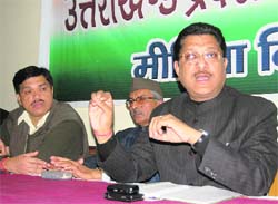 Uttarakhand Congress spokesperson Suryakant Dhasmana addresses mediapersons at Dehradun on Thursday. 