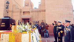 Air Chief Marshal Fali Homi Major, Chief of Naval Staff Admiral Sureesh Mehta and Army Chief Deepak Kapoor pay homage at Amar Jawan Jyoti at India Gate on "Navy Day" in New Delhi on Thursday.