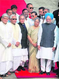 Prime Minister Manmohan Singh and his wife being welcomed at Netaji Subhash Chandra Bose International Airport in Kolkata