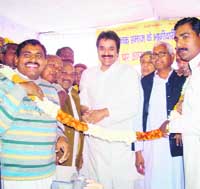 HJC president Kuldeep Bishnoi being welcomed on his arrival for the Dhanak sammelan in Fatehabad on Sunday.