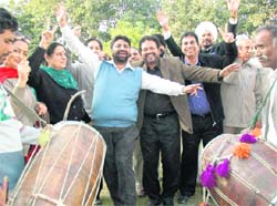 Congress leaders dance to the dhol beats in Chandigarh on Monday following the partys victory in the three state assemblies.
