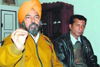 D.P. Gupta (left), convenor, Jaago India Jaago, an NGO, talks to mediapersons in Amitsar
