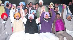 Capt Amarinder Singh raises hands with some of Congress MLAs of the Malwa belt 