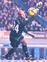 Evertons goalkeeper Tim Howard watches an Aston Villa shot go wide at Goodison Park in Liverpool on Sunday.
