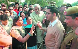 The SDM talks to protesters and supporters of the Vikas Parishad on the Ambala-Delhi national highway in Ambala Cantt 