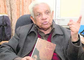 K.L. Zakir with his book Aakhri Adhyaay