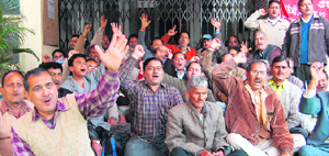 Employees protest outside Peyjal Nigam headquarter in Dehradun on Thursday.