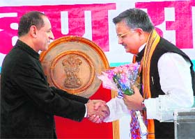 Chhattisgarh Chief Minister Raman Singh (right) greeted by Governor Narasimhan at the swearing-in ceremony in Raipur