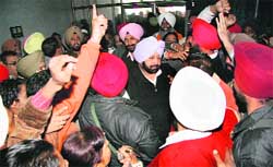 Former Chief Minister Amarinder Singh surrounded by Congress workers in Ludhiana
