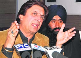 Actor Mangal Dhillon addresses the media in Amritsar