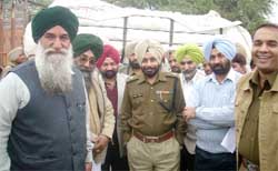 ADC Jaskiran Singh and other officials after the BKU agreed to end strike in Abohar