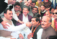 Former state Congress chief Harish Rawat and leader of opposition Harak Singh Rawat offer juice to Jaipal Jatav in Dehradun on Tuesday.