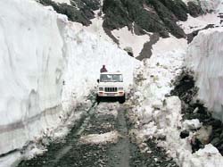 The road passing through the Saach Pass