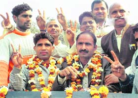 Two NSG commandos, who sustained injuries during the Mumbai terror attacks, are welcomed in their native village, Jasana, in Faridabad