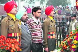 Deputy commissioner Sumer Singh Gurjar pays tributes on the occassion of Vijay Divas in Ludhiana