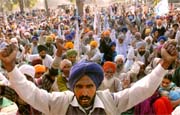 Farmers (Left) under the banner of BKU (Ekta) protesting outside the mini-secretariat against the CCI, in Bathinda on Wednesday