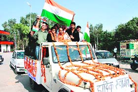 Akhil Kumar and Jitender Kumar being taken in an open jeep by the students of MD University at Rohtak