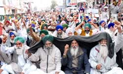 Farmers protesting outside CCI office in Bathinda 